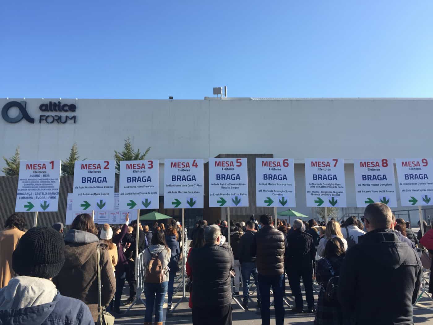 Grande afluência às urnas provoca filas sem distanciamento em Braga