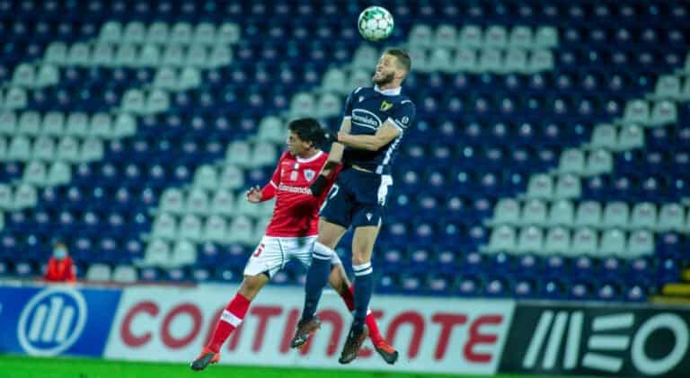 Famalicão vence Santa Clara e sobe ao 11º lugar