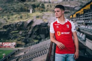 Depois da estreia (e a marcar), Vítor Oliveira renova contrato com SC Braga