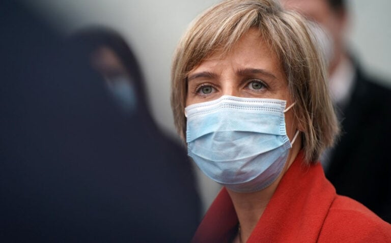 Ministra da Saúde admite que todas as escolas podem fechar de imediato