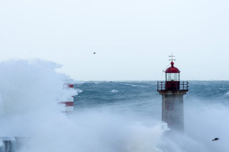 Previsão de chuva, vento forte e ondas que podem chegar aos 12 metros