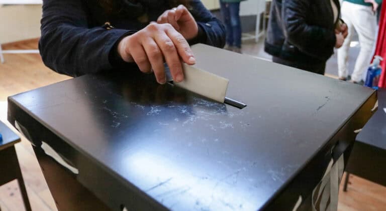 Urnas encerradas. Abstenção deve fixar-se entre os 50 e os 55%