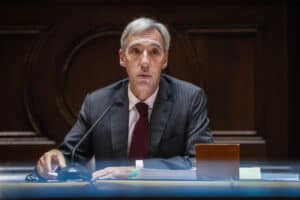 Ministro da Defesa testa positivo à covid-19&nbsp;