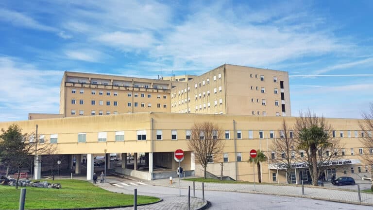 Centenas de vacinas covid-19 estragadas devido a falha na refrigeração