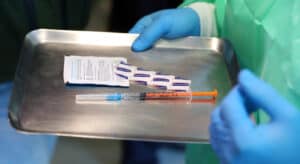 Covid-19. Utentes não seguidos no SNS devem inscrever-se para vacina