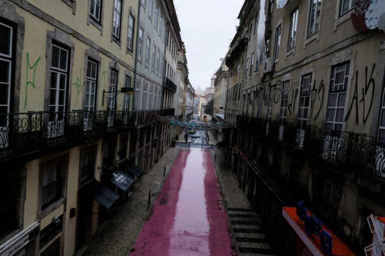 Desemprego fecha ano a descer para 6,5%