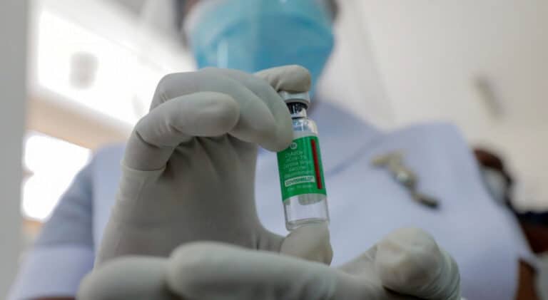 Comissão Europeia dá luz verde à vacina da AstraZeneca/Oxford