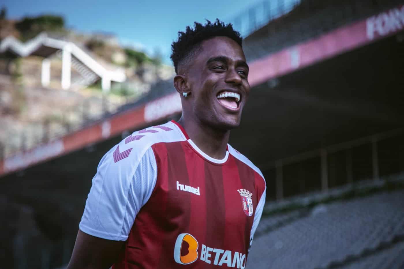 Carvalhal promove oito alterações; Caju no banco de suplentes