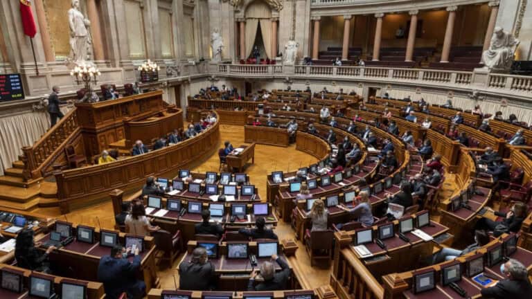 Os 38 deputados que aceitam tomar já a vacina contra a covid-19