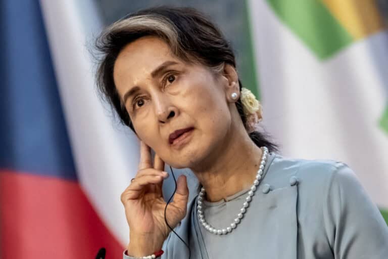 Golpe de Estado militar em Myanmar. Aung San Suu Kyi entre os detidos pelo Exército