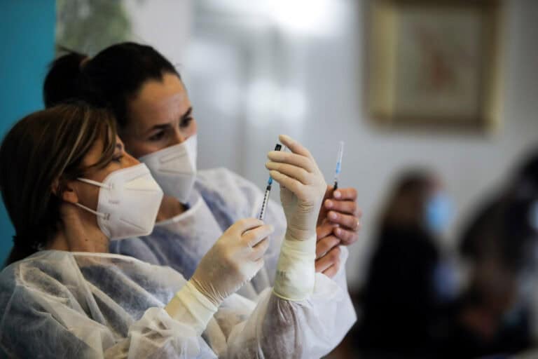 Covid-19. Faltam vacinar 30 mil pessoas em lares