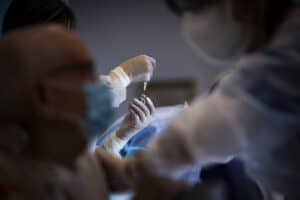 Ministério Público abre inquéritos a casos de vacinação indevida