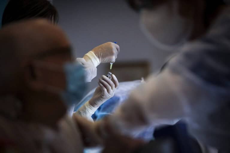 Ministério Público abre inquéritos a casos de vacinação indevida