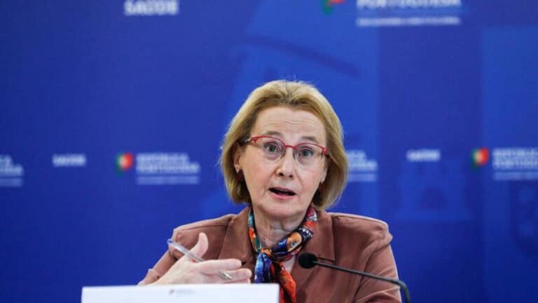 360 mil pessoas vacinadas. Graça Freitas apela à confiança nas instituições