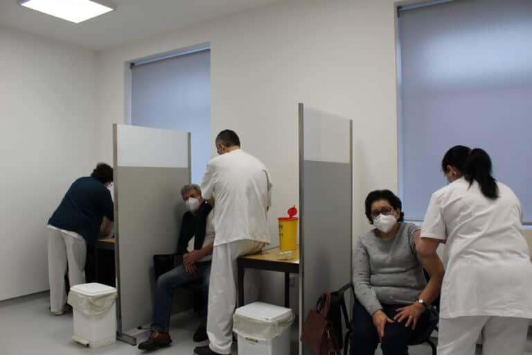 Centro de saúde de Braga vacinou hoje 50 utentes. "Receio? Levantei-me logo às 6 da manhã"