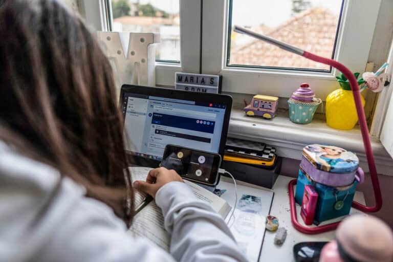 Ensino à distância. Governo vai poder comprar mais 15 mil computadores