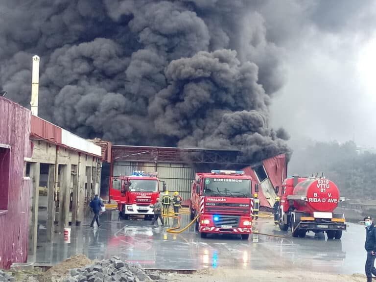 Bombeiros combatem incêndio de grandes dimensões em armazém de pneus de Guimarães