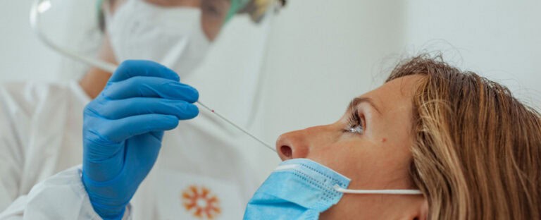 DGS muda estratégia e alarga testes a quem contacta com infetados