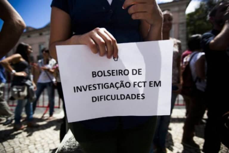 "Uma mão cheia de nada". FCT continua sem dar resposta a bolseiros