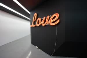 Zet Gallery celebra o amor através da arte, literatura e teatro