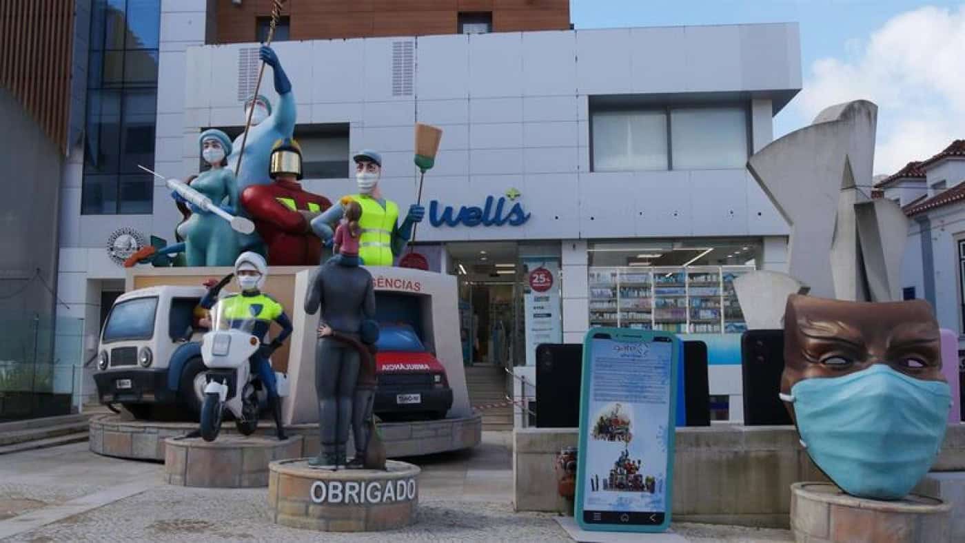 Hoje é dia de Carnaval. Festejos só mesmo em casa