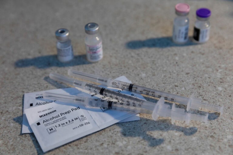 Pfizer e BioNTech garantem mais 200 milhões de vacinas à UE em 2021 