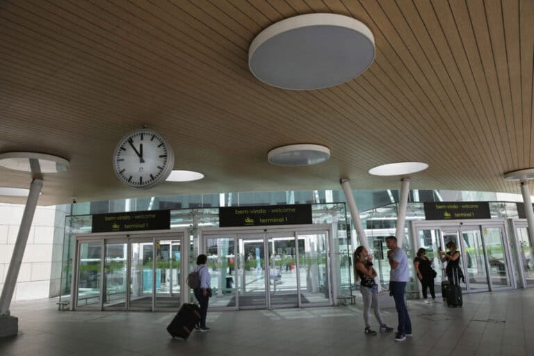 Movimento de passageiros nos aeroportos portugueses cai 69,4% em 2020 