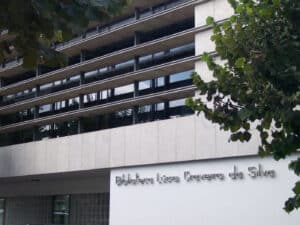 Biblioteca Lúcio Craveiro da Silva apresenta livros e promove tertúlias até ao final do mês