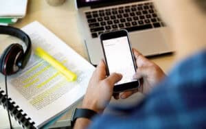 Universitários pagam a explicadores para que lhes façam os exames online