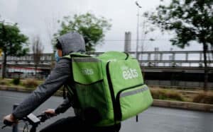 UE consulta parceiros sociais para dar direitos aos trabalhadores da Uber e Glovo