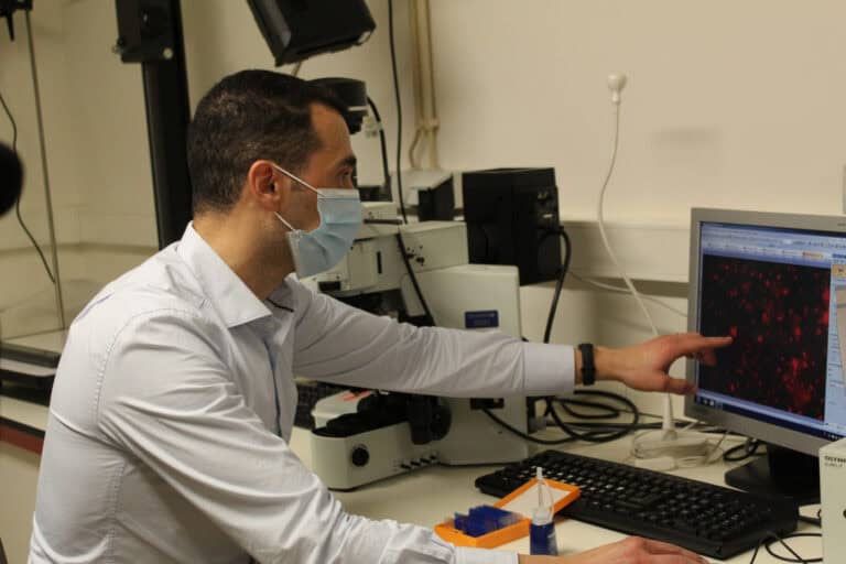 UMinho cria tecnologia que facilita deteção de bactérias em doentes Covid