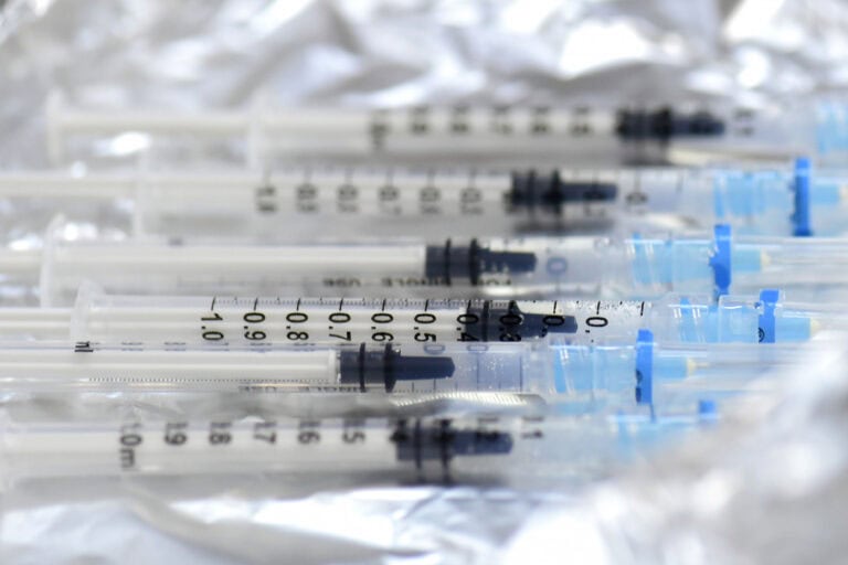 Ricardo Rio defende informação diária sobre vacinação contra a Covid-19 no país