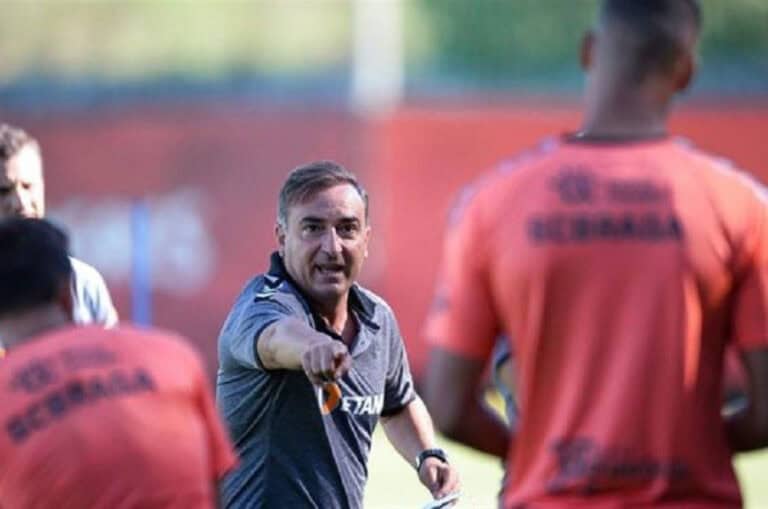 Carlos Carvalhal muda metade da equipa e aposta em Tiago Sá