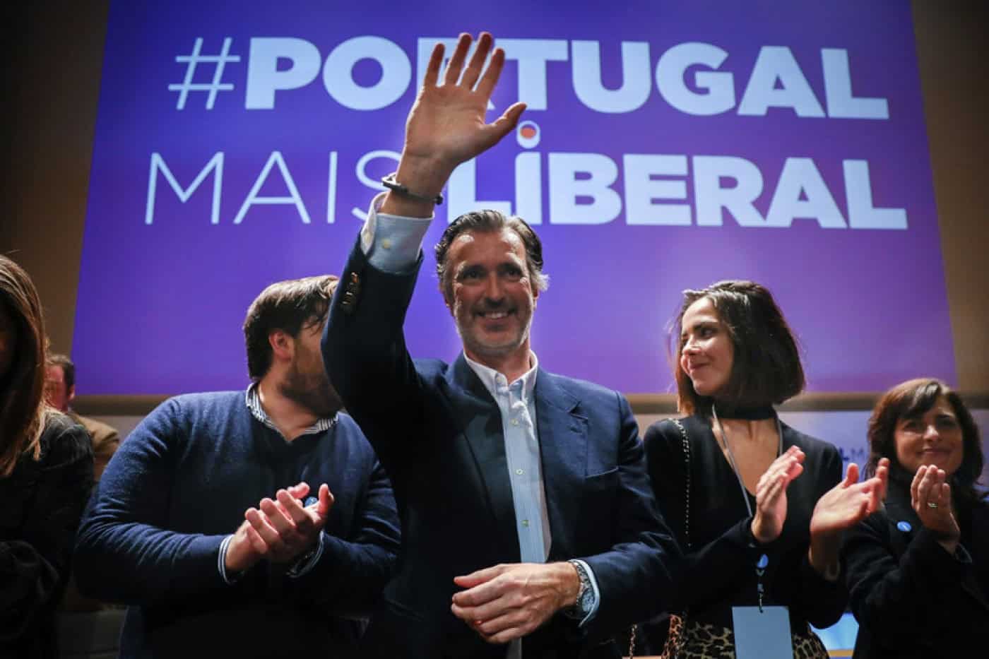Partidos da direita ultrapassam o PS com impulso dos liberais