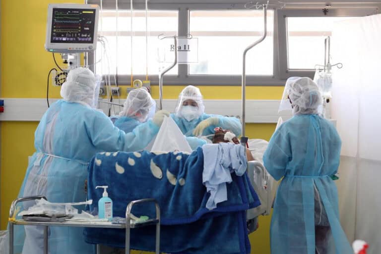 Percentagem total de mortes atribuída à Covid-19 desce para metade na última quinzena