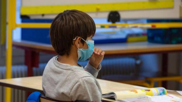 Governo aprova testes em grande escala nas escolas