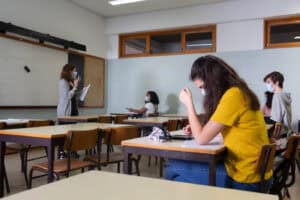 Professores e auxiliares com vacinação prioritária