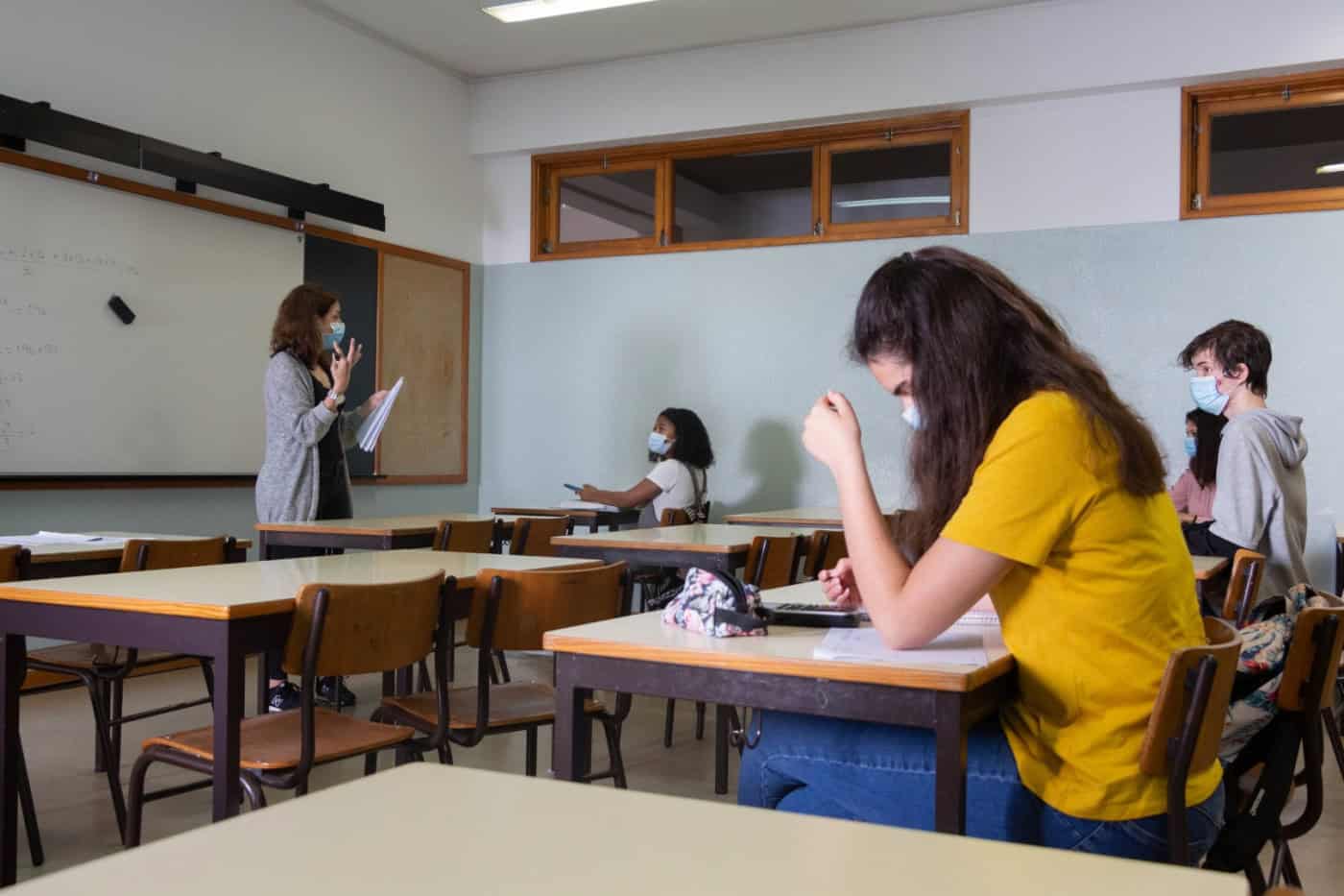 Professores e auxiliares com vacinação prioritária
