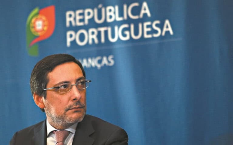 Governo adia entregas do IVA e volta a permitir às empresas prestações no IRS e IRC