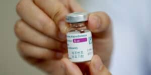 Astrazeneca. OMS diz que os benefícios superam os riscos e recomenda vacinação