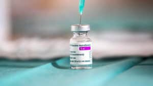 Só 4,1% dos europeus foram totalmente vacinados. Meta de Bruxelas é de 70% no fim do verão 