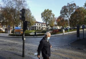 Portugal regista mais cinco mortes e 694 casos de Covid-19; R(t) sobe para 1,02