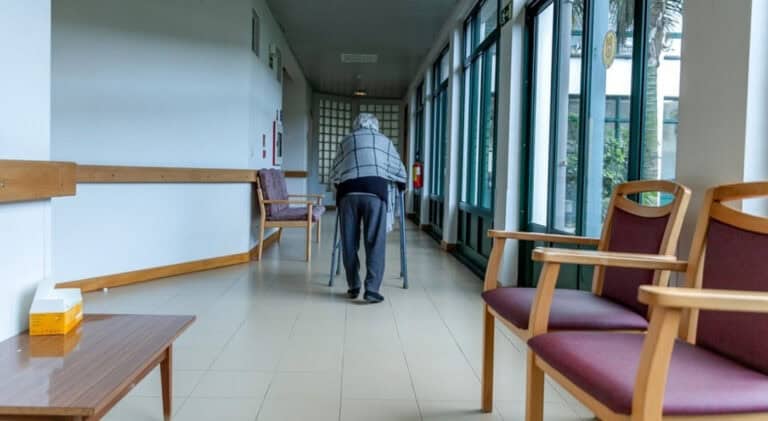 Idosos que saiam dos lares por mais de 24 horas já não precisam de isolamento