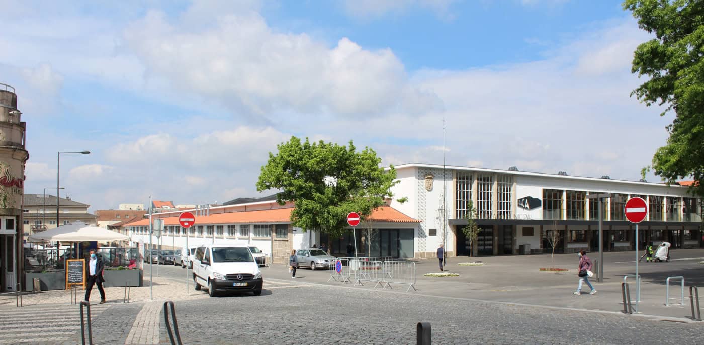 Vendedores de vestuário e calçado ficam na alameda do estádio nos próximos meses