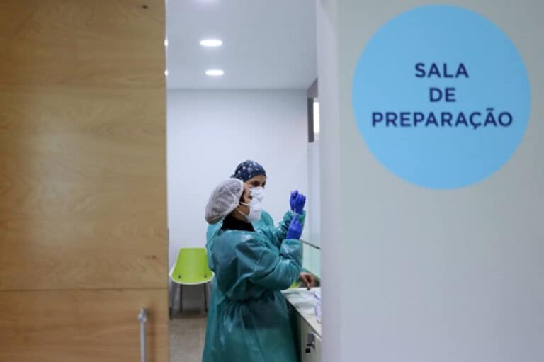 Médicos insistem na vacinação de profissionais que já tiveram a doença