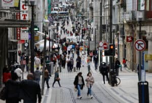 Fins de semana podem deixar de ter restrições horárias no início de maio