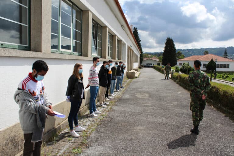 Da nova farda ao corte de cabelo, jovens recrutas entram no RC6 para ficar