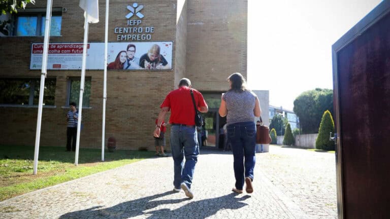 Taxa de desemprego desce em março para mínimo de 10 meses&nbsp;