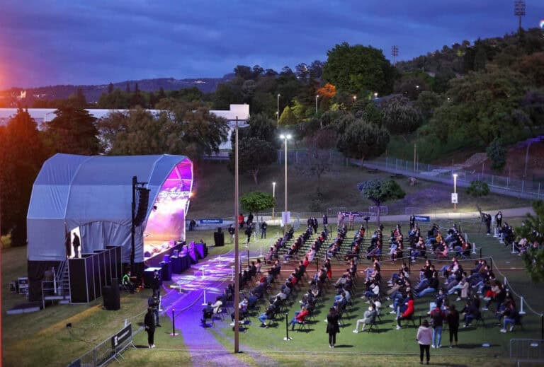 "Agora é com 400 pessoas, mas daqui a um mês ou dois espero que seja com 4 mil"