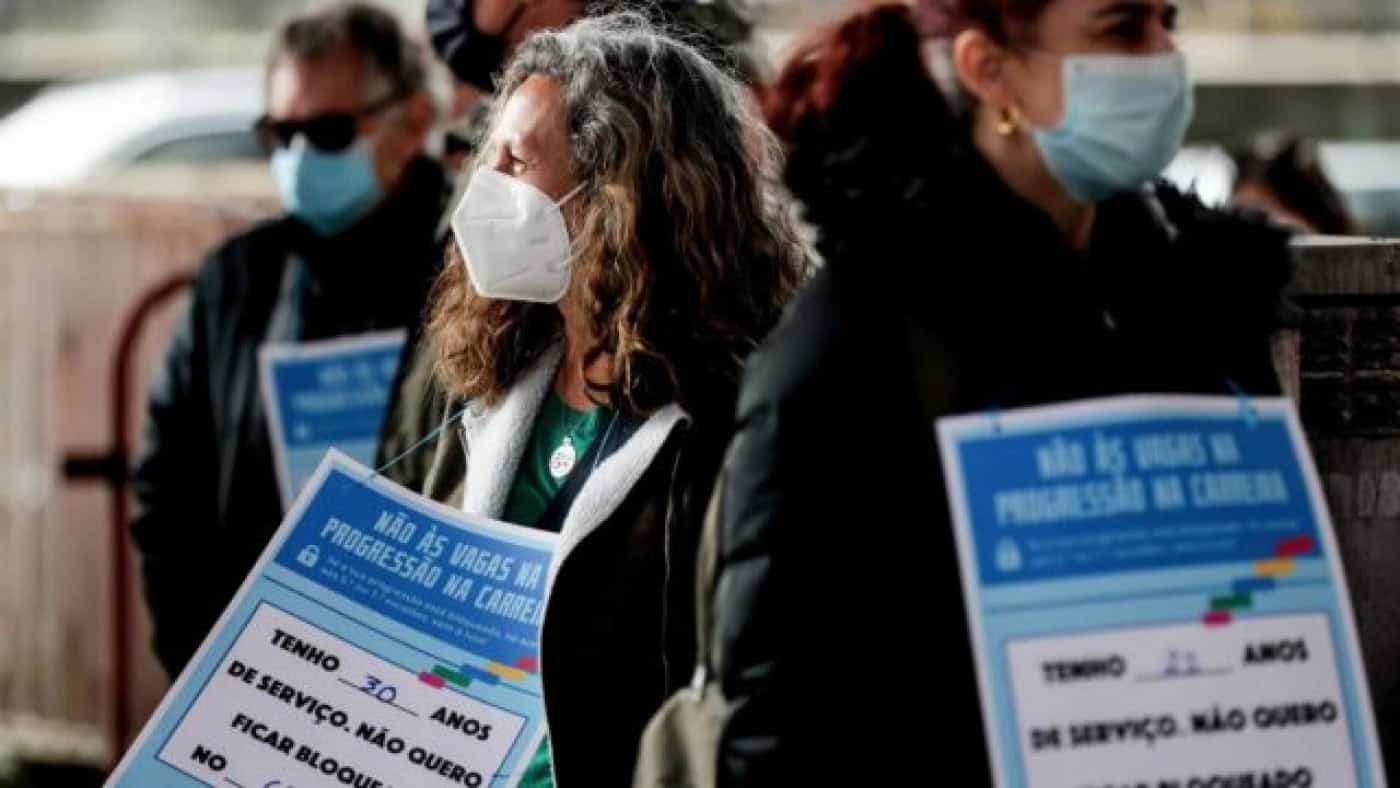 Professores manifestam-se à porta do Conselho de Ministros